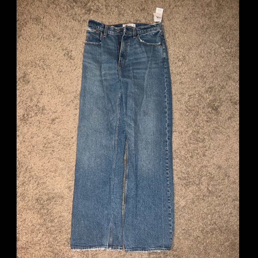 Abercrombie & Fitch 90’s Relaxed Jean High Rise 27/4R- NWT